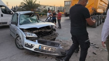 Adana'da hafriyat kamyonu ile çarpışan otomobilde 2 infaz koruma memuru hayatını kaybetti
