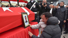 Kazara ateş alan tabancayla hayatını kaybeden polis memuru son yolculuğuna uğurlandı