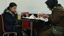 İstanbul'da fast-food zincirinde skandal: Anne ve kızı "fakir" diye içeri alınmadı