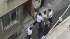 Eniştesinin dükkanında fön çektirip parasını ödemedi: Mahalle savaş alanına döndü!
