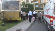 Zeytinburnu Sahili'nde İETT otobüsü bahçe duvarına çarptı: Yaralılar var