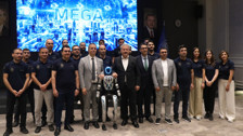 İnsansı robot ''MEGA'' belediyede işe başlıyor!