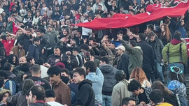 Şanlı Bayrağa uzanan ellere kelepçe