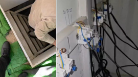 Gizli odada kaçak cihazlar ele geçirildi
