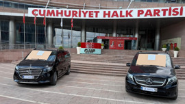 O araçların üzerine "Haram parayla alınmıştır" yazdırdı