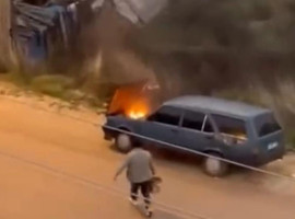 Bolu'da seyir halindeki otomobil alev aldı: Sürücü alevleri kovayla söndürdü