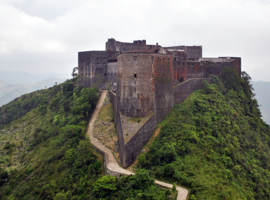 Tarihi kalede izdiham: 30 kişi hayatını kaybetti