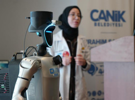Türkiye'nin ilk kayıtlı insansı robotu CANİKMAN Samsun'da öğrencilerle buluştu