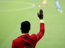 Tribünde saatlerce kıpırdamadan durdu!