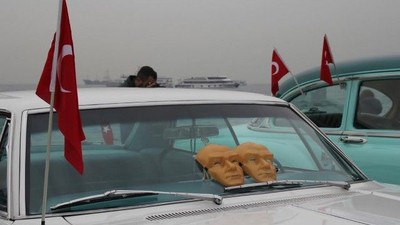 Dolmabahçe'de Atatürk maskeli anma