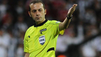 Cüneyt Çakır kırmızıyla döndü