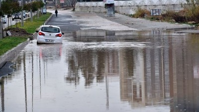 Mersin'de yağış hayatı olumsuz etkiliyor