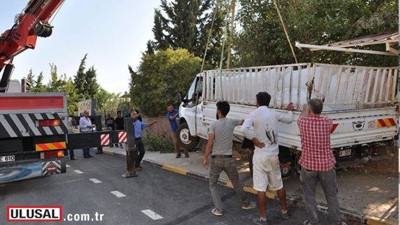 Freni boşalan biber yüklü kamyonet mezarlığa girdi