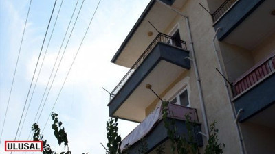 Balkonda oynayan çocuk akıma kapıldı