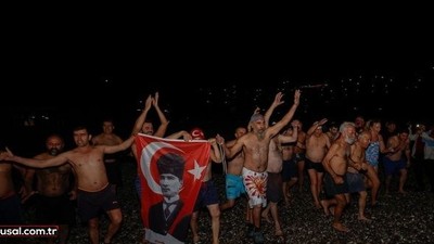 Antalyalılar yeni yılı denizde karşıladı