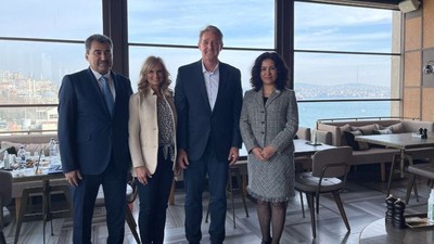 ''Hemen de efendinize koşmuşsunuz''