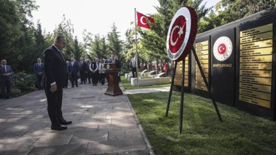 Bakan Çavuşoğlu Dışişleri Şehitliği'ni ziyaret etti