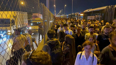 Avcılar'da metrobüs kazası: Vatandaşlar yollara düştü