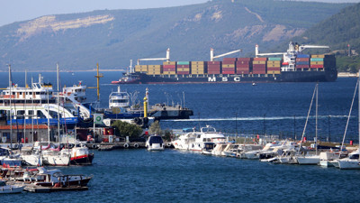 Çanakkale Boğazı'nda arıza yapan gemi limana çekildi