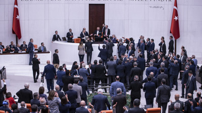 Meclis'te 29. madde protestosu: Basın Kanunu görüşmelerinde gergin anlar yaşandı