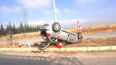 Kütahya'da otomobil takla atarak orta refüje çarptı