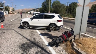 Otomobille motosiklet çarpıştı