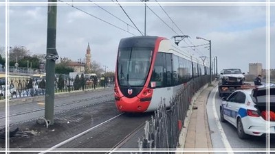 Zeytinburnu'nda Otomobil Tramvay Yoluna Girdi