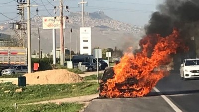Park halindeki otomobil alev aldı!