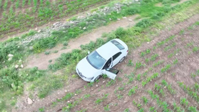 Polisin "dur" ihtarına uymayıp tarlaya kaçan otomobilden 19 bin adet uyuşturucu madde çıktı