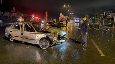 Servis minibüsü ile otomobil çarpıştı: Çok sayıda yaralı var