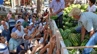 17 ton karpuzu bedavaya dağıttılar