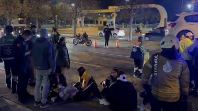 Feci kaza: Kontrolden çıkan araç 4 kişiyi yaraladı