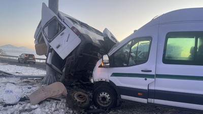Kars'ta iki minibüs çarpıştı: Yaralılar var