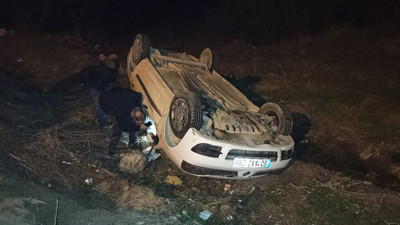 Otomobil tarlaya devrildi! 3 kişi yaralandı