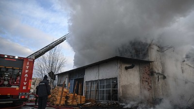 Ankara'da korkutan yangın! Atölye alevlere teslim oldu