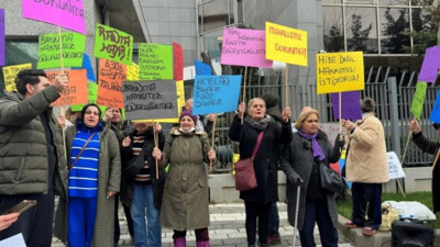 Gaziosmanpaşa'da TOKİ mağdurları belediye önünde oturma eylemi başlattı