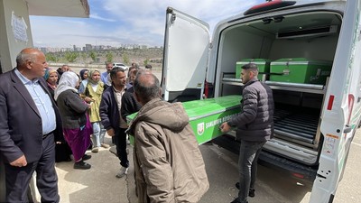 Şanlıurfa'da dehşet anları: Köpeklerden kaçarken araba çarptı