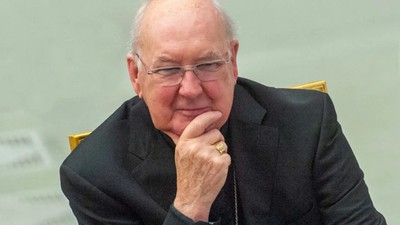 Geçici Papa göreve başladı