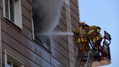 Manisa'da apartman yangını: Mahsur kalan 6 kişiyi itfaiye kurtardı