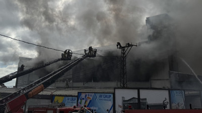 Sancaktepe'de korkutan yangın: 3 katlı iş yerini alevler sardı