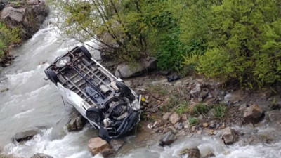 Hakkari’de işçileri taşıyan minibüs şarampole devrildi: 2 ölü, 3 yaralı