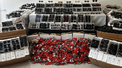 Şanlıurfa'da kaçakçılık operasyonu: On binlerce güneş gözlüğü ele geçirildi