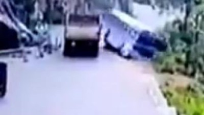 Yolcu otobüsü uçuruma yuvarlandı