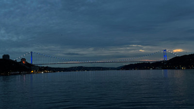 FSM Köprüsü maviye büründü!