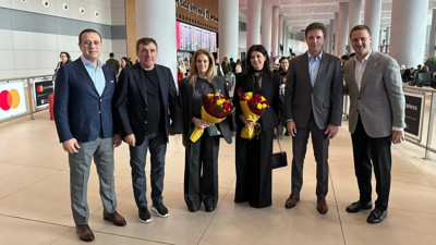 Galatasaray'ın efsaneleri İstanbul'da: Hagi ve Popescu çiçeklerle karşılandı!