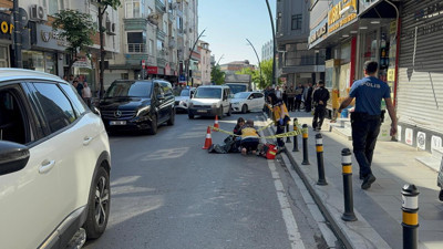 Küçükçekmece'de kaldırımda fenalaşan yayayı servis aracı ezdi