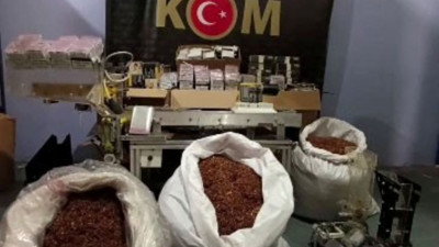 Polisten gözaltı! Kaçak sigara sararken yakalandılar