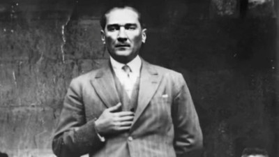 Atatürk neden sağ elini göğsüne koyardı? İşte bilinmeyen anlamı