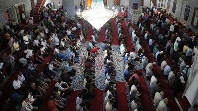 Yarın bayram namazı kaçta kılınacak? Diyanet il il saatleri paylaştı