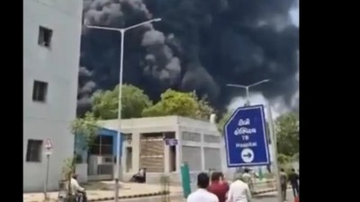 Hindistan'da 242 kişiyi taşıyan yolcu uçağı düştü